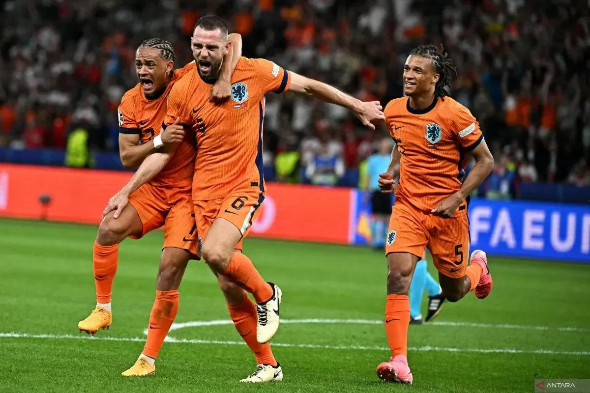 Bek Belanda #06 Stefan de Vrij (kanan) merayakan bersama penyerang Belanda #07 Xavi Simons (kiri) dan bek Belanda #05 Nathan Ake (kanan) setelah mencetak gol pertama timnya.