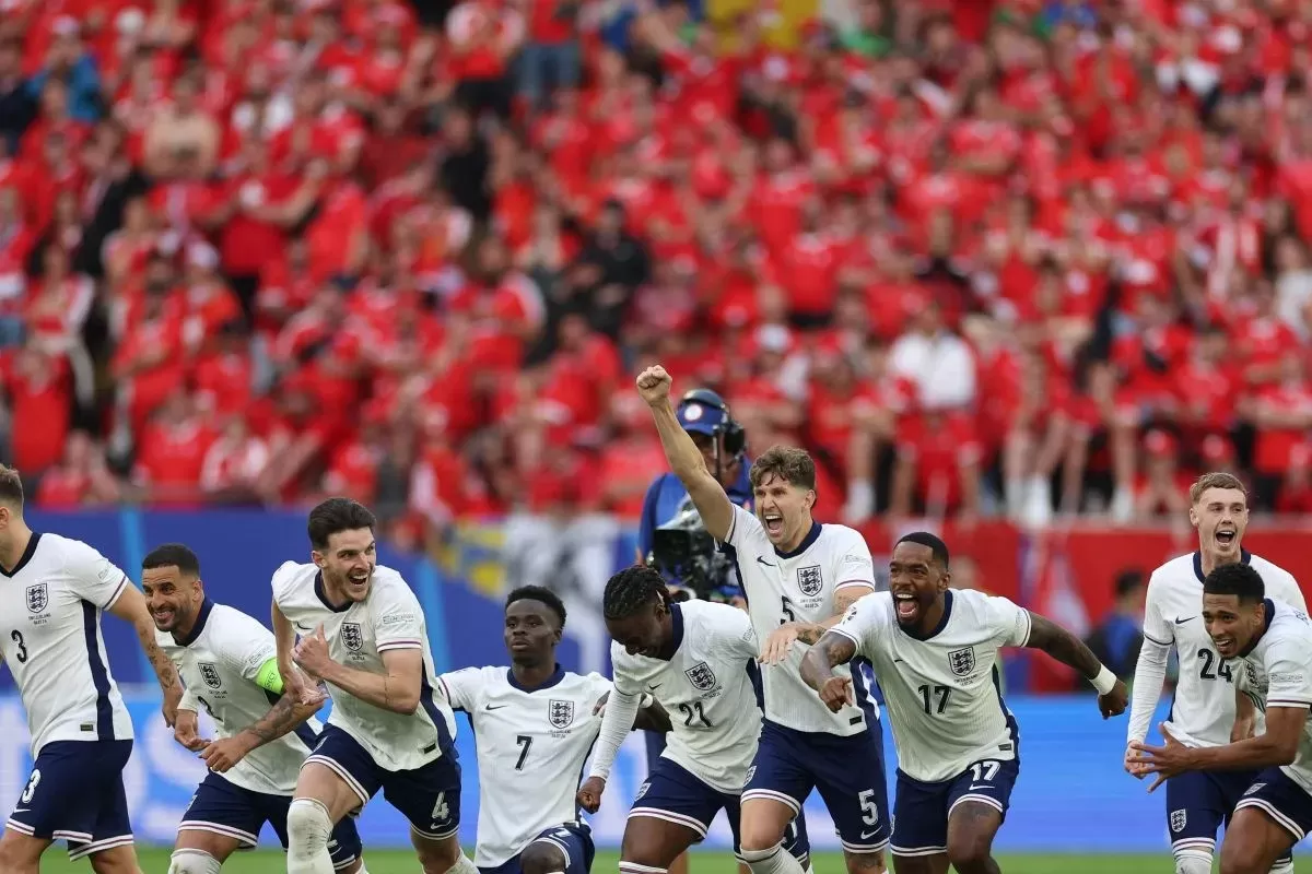 Para pemain Inggris merayakan keberhasilan timnya memenangkan adu penalti dalam laga perempat final antara Inggris dan Swiss di Duesseldorf Arena, Duesseldorf, pada 6 Juli 2024. (AFP/ADRIAN DENNIS) 