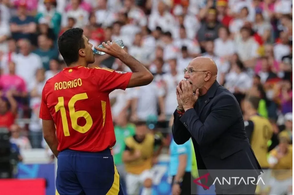 Pelatih Spanyol Luis de la Fuente berbicara kepada para pemainnya saat gelandang Spanyol #16 Rodri