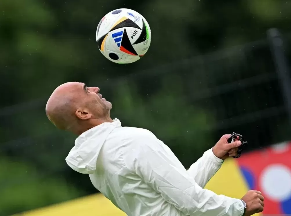 Pelatih kepala Portugal Roberto Martinez bermain dengan bola selama sesi latihan MD-1 di base camp tim di Harsewinkel pada Kamis (4/7/2024), selama kejuaraan sepak bola UEFA Euro 2024. (ANTARA/AFP/Pat