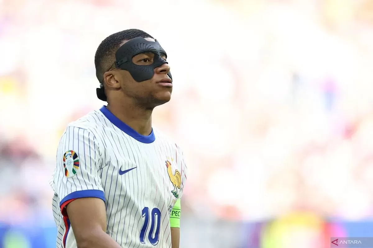 Penyerang Prancis #10 Kylian Mbappe, mengenakan masker pelindung.