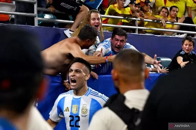 Reaksi penggemar Argentina setelah penyerang Argentina #22 Lautaro Martinez mencetak gol pertama timnya pada pertandingan sepak bola final Copa America 2024. (AFP) 