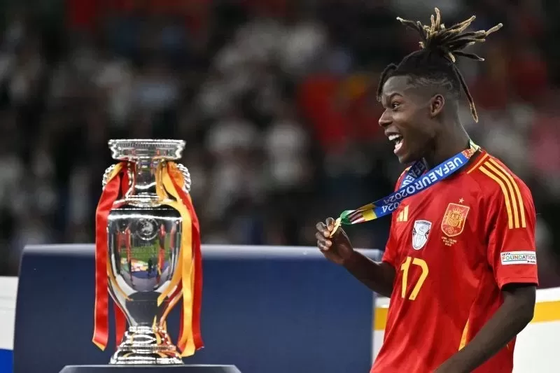 Gelandang muda timnas Spanyol, Nico Williams, mendapatkan penghargaan man of the match final Euro 2024 antara Spanyol dan Inggris di Olympiastadion, Berlin, pada 14 Juli 2024. (AFP/JAVIER SORIANO) 