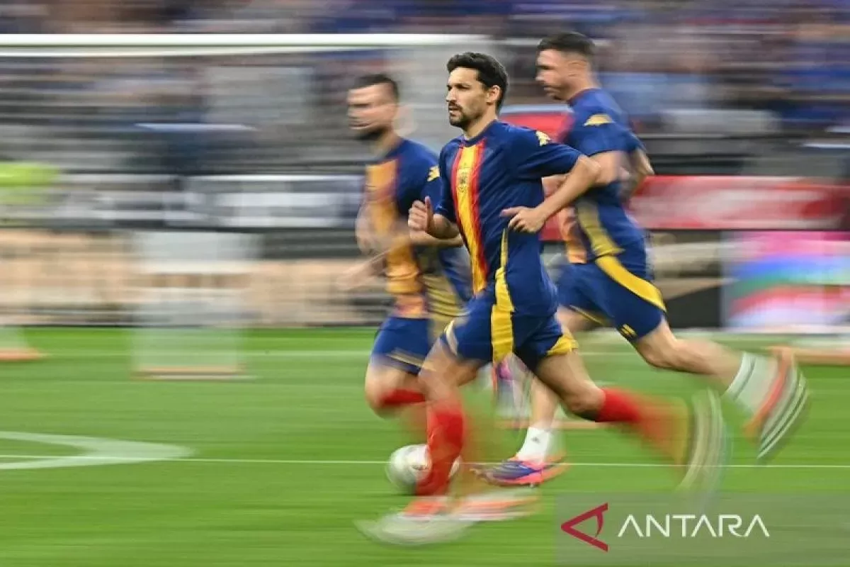 Penyerang Spanyol Jesus Navas melakukan pemanasan sebelum dimulainya pertandingan sepak bola semifinal UEFA Euro 2024 antara Spanyol dan Prancis di Munich Football Arena di Kota Munich.