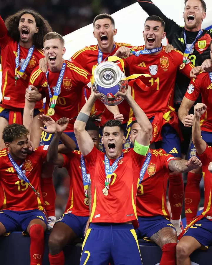 Pemain Spanyol angkat tropi Piala Eropa.