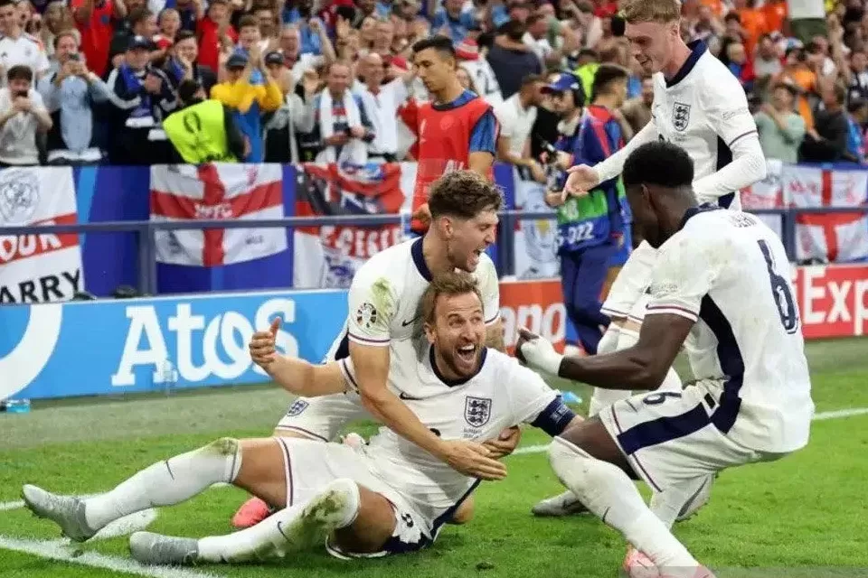 Selebrasi Harry Kane (tengah) setelah mencetak gol kemenangan untuk Timnas Inggris atas Slowakia dalam pertandingan babak 16 besar Piala Eropa 2024 di Veltins Arena, Gelsenkirchen, Senin (1/7/2024). 