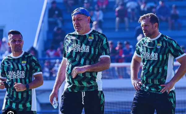 Jajaran kepelatihan Persib Bandung, Miro Petrić, Bojan Hodak, dan Igor Tolic saat memimpin latihan